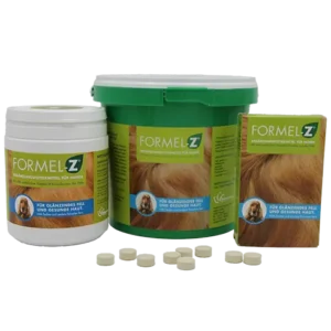 MycoVital_ Drei Verpackungen von „Formel-Z® Ergänzungsfuttermittel für Hunde“ – ein weißer Behälter, eine grüne Dose und eine grüne Schachtel – sind abgebildet, vor denen mehrere runde Tabletten liegen.