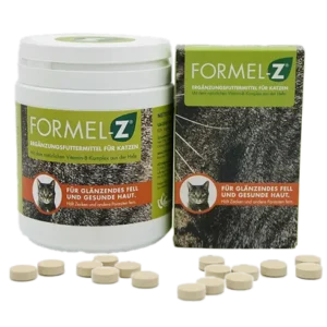 MycoVital_ Zu sehen sind ein weißer Behälter und eine Schachtel mit der Aufschrift „Formel-Z® Ergänzungsfuttermittel für Katzen“, vor denen hellbraune, runde Tabletten liegen. Auf der Verpackung ist eine Katze abgebildet, und es wird darauf hingewiesen, dass das Produkt zu gesunder Haut und glänzendem Fell beiträgt.