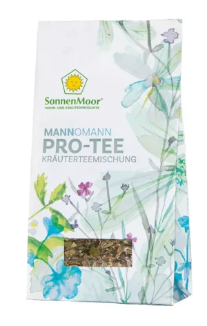 Produktverpackung des ‚Mannomann Pro-Tee‘ von SonnenMoor – Kräuterteemischung in weißer Tüte mit floralen, aquarellartigen Pflanzenillustrationen in Grün- und Blautönen, SonnenMoor-Logo mit gelber Sonne sowie Sichtfenster, durch das die getrockneten Kräuter sichtbar sind.