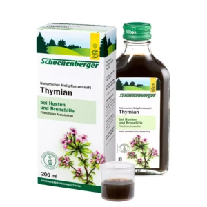 Set aus Schoenenberger ‚Thymian‘ Heilpflanzensaft: Kartonverpackung, Glasflasche und Messbecher mit dunklem Saft, freigestellt auf weißem Hintergrund.