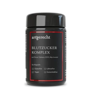 Blutzucker Komplex – Glas mit Nahrungsergänzung zur Unterstützung eines normalen Blutzuckerspiegels, Kombination aus Pflanzenextrakten und essenziellen Mineralstoffen (z. B. Traubenkern, Zimtrinde, Chrom), Produkt vor weißem Hintergrund, Fokus auf Flasche und Etikett.