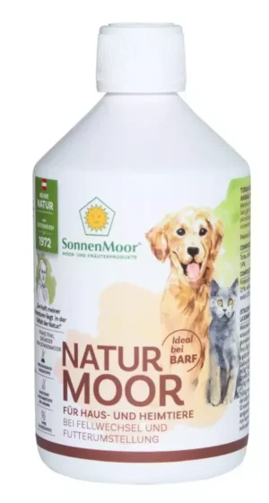 MycoVital_ Eine weiße Flasche SonnenMoor NaturMoor für Haustiere mit der Abbildung eines glücklichen Hundes und einer grauen Katze auf dem Etikett, mit grünem und braunem Text und Produktangaben in deutscher Sprache.