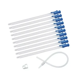 MycoVital_ Ein Satz von zwölf weißen medizinischen Kathetern mit blauen Konnektoren, einem transparenten Schlauch und einer weißen Klemme, die alle auf einer schlichten weißen Fläche angeordnet sind.