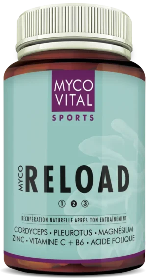 Flacon du complément alimentaire « MYCO RELOAD » de MycoVital Sports avec étiquette turquoise et bouchon blanc. L’étiquette indique Cordyceps, Pleurotus, Magnésium, Zinc, Vitamine C, Vitamine B6 et Acide folique.