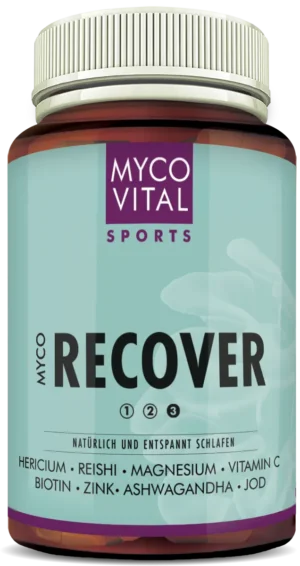 Braunes Nahrungsergänzungsmittel-Glas mit weißem Schraubdeckel und mintgrünem Etikett. Aufdruck „MYCO VITAL SPORTS – MYCO RECOVER“. Darunter der Text „Natürlich und entspannt schlafen“ sowie die Inhaltsstoffe: Hericium, Reishi, Magnesium, Vitamin C, Biotin, Zink, Ashwagandha und Jod. Dezente, helle Pilzformen als grafisches Element im Hintergrund.