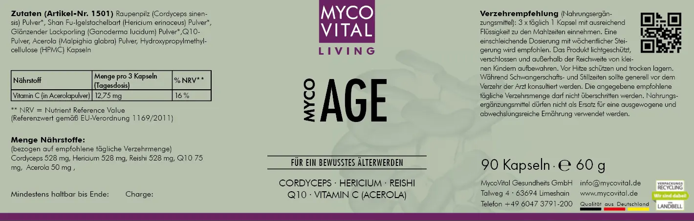 MycoVital_ Ein Etikett für das Nahrungsergänzungsmittel MYCOVITAL LIVING Myco Age. Es enthält eine Liste der Inhaltsstoffe, Nährwerte und Dosierungsanweisungen sowie Logos, einen QR-Code und Text auf grünem und violettem Hintergrund. Die Packung enthält 90 Kapseln.