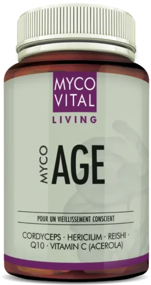 MycoVital_ Une boîte de compléments alimentaires MYCOVITAL Living MYCO AGE, contenant des ingrédients tels que le Cordyceps, l’Hericium, le Reishi, le Q10 et la vitamine C (Acérola). L’étiquette est blanche et violette avec du texte allemand.