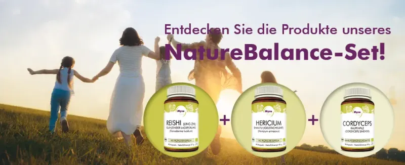 MycoVital_ Eine Familie l&auml;uft h&auml;ndchenhaltend durch ein Feld bei Sonnenuntergang. Im Vordergrund stehen drei Nahrungserg&auml;nzungsflaschen mit der Aufschrift Reishi, Hericium und Cordyceps. Der deutsche Text wirbt f&uuml;r das NatureBalance-Produktset.