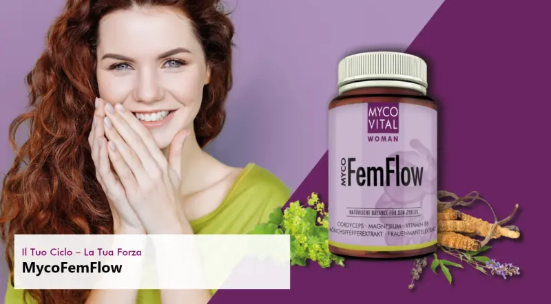 MycoVital_ Una donna sorridente con lunghi capelli castani si copre la bocca con le mani. Accanto a lei c'&egrave; una bottiglia con la scritta MycoFemFlow su uno sfondo viola con erbe e radici. Il testo recita: "Dein Zyklus - Deine St&auml;rke. MycoFemFlow".