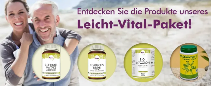 MycoVital_ Links umarmt sich ein l&auml;chelndes &auml;lteres Paar. Auf der rechten Seite sind vier Gl&auml;ser mit Nahrungserg&auml;nzungsmitteln und Pulvern abgebildet, &uuml;ber denen ein deutscher Text f&uuml;r das Leicht-Vital-Paket wirbt.
