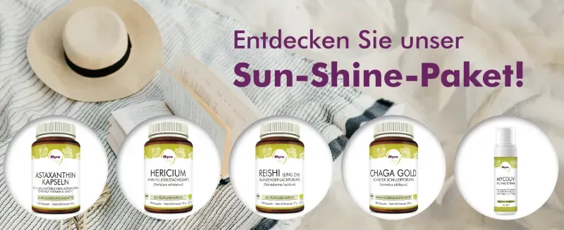 MycoVital_ F&uuml;nf Nahrungserg&auml;nzungsprodukte, darunter Flaschen mit den Aufschriften Astaxanthin, Hericium, Reishi, Chaga Gold und ein Hericium-Spray, sind auf einer hellen Decke neben einem beigen Sonnenhut ausgestellt. Text: Entdecken Sie unser Sun-Shine-Paket!.
