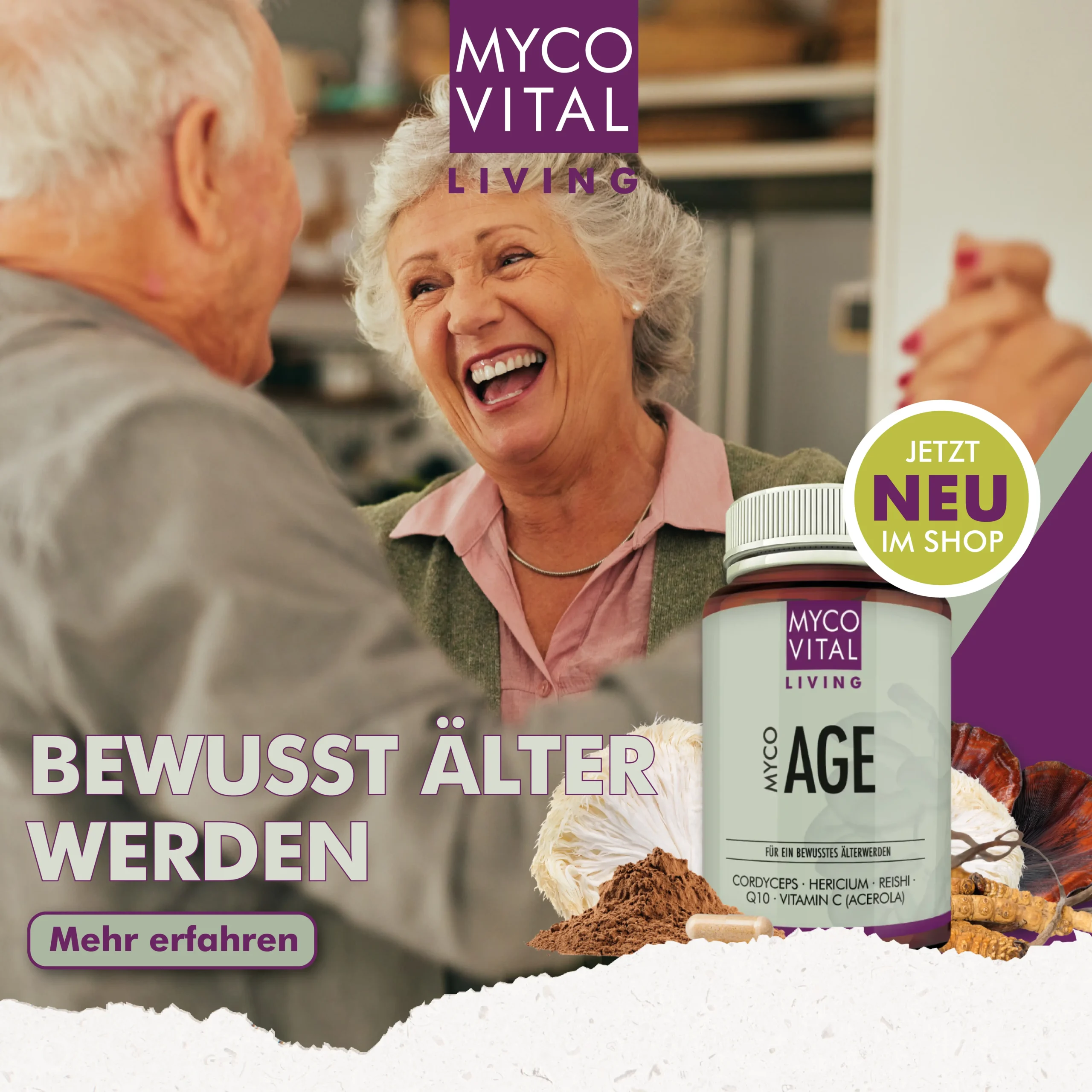 MycoVital_ Eine &auml;ltere Frau und ein &auml;lterer Mann l&auml;cheln und lachen zusammen in einem Haus. Im Vordergrund ist eine Flasche mit MycoVital Age-Erg&auml;nzungsmitteln zu sehen, auf der in deutscher Sprache f&uuml;r gesundes Altern geworben wird, und ein Jetzt neu im Shop-Aufkleber.