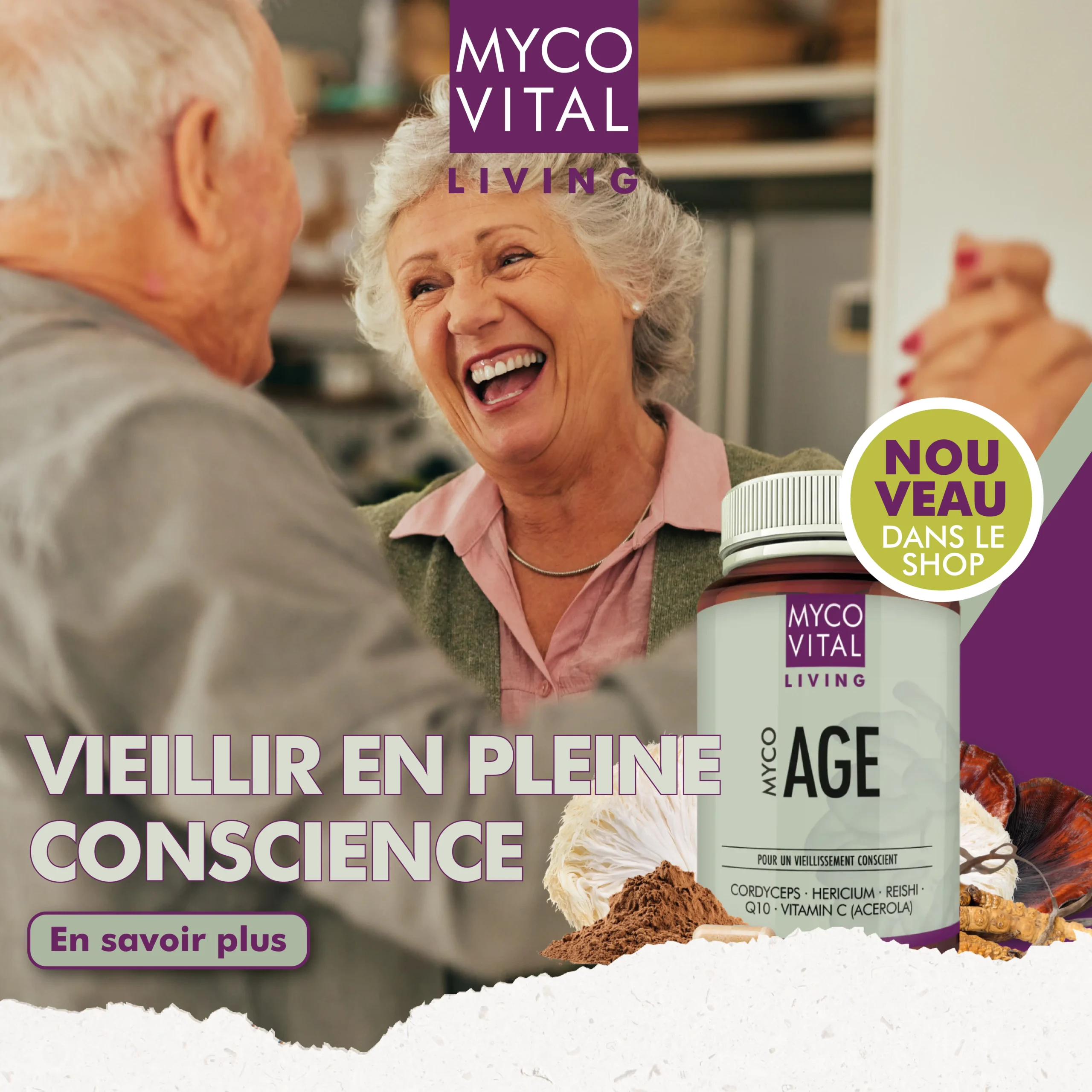 MycoVital_ Une femme &acirc;g&eacute;e rit joyeusement avec un homme &acirc;g&eacute; dans une cuisine. Au premier plan, une bouteille de suppl&eacute;ment &eacute;tiquet&eacute;e MYCO AGE et divers champignons. Un texte en allemand fait la promotion d'un vieillissement en bonne sant&eacute; et d'un nouveau produit dans le magasin.