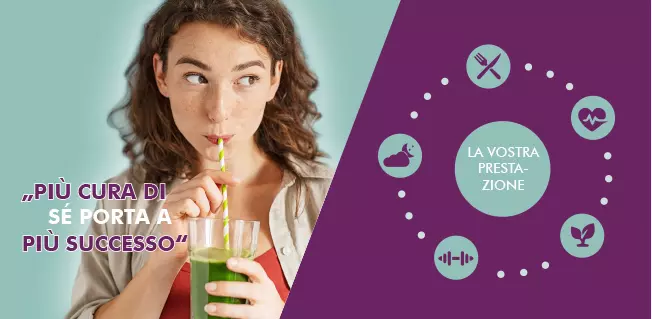 MycoVital_ Una giovane donna beve un frullato verde con una cannuccia. A destra, su uno sfondo viola, icone di cibo, esercizio fisico, salute del cuore e piante circondano il testo "LA VOSTRA PRESTAZIONE". Il testo italiano recita: PI&Ugrave; CURA DI S&Eacute; PORTA A PI&Ugrave; SUCCESSO.