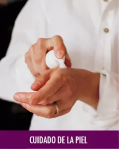 MycoVital_ Una persona con camisa blanca dispensa loción en el dorso de la mano. La palabra HAUTPFLEGE (cuidado de la piel en alemán) aparece en la parte inferior sobre un fondo morado.