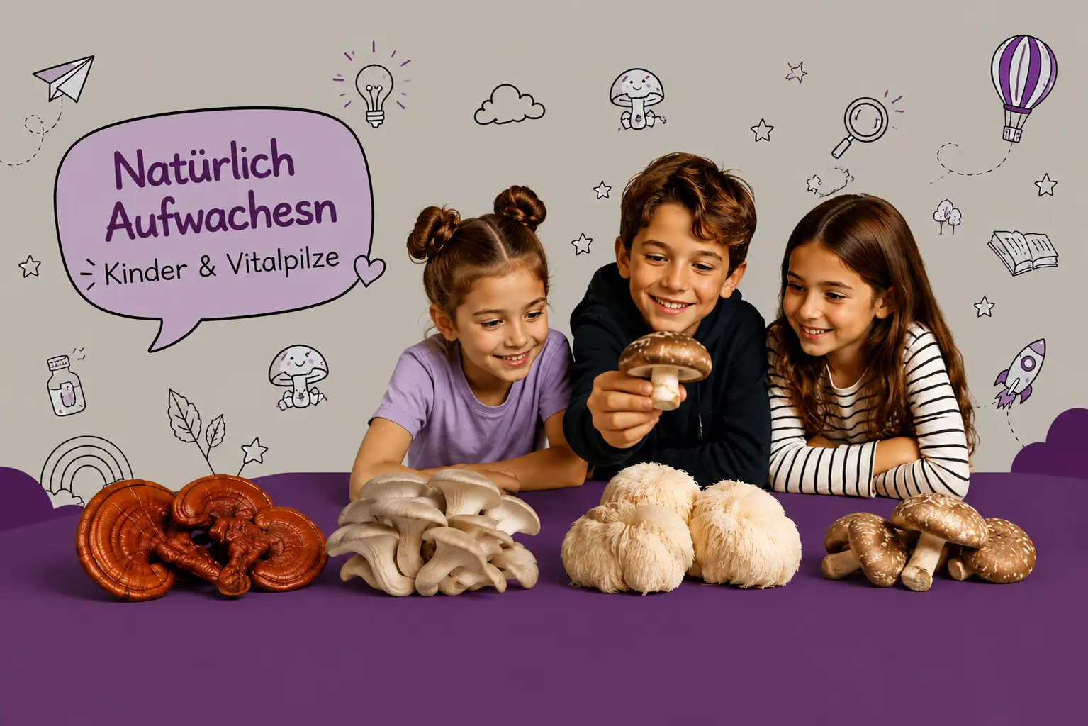 MycoVital_ Drei l&auml;chelnde Kinder sitzen an einem lila Tisch mit verschiedenen Pilzen vor ihnen. Im Hintergrund sind Kritzeleien und eine Sprechblase mit deutschem Text zu sehen: Nat&uuml;rlich Aufwachsen - Kinder &amp; Vitalpilze.