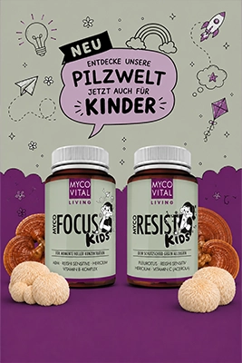 MycoVital_ Zwei Flaschen mit den Aufschriften MYCO FOCUS Kids und MYCO RESIST Kids stehen auf einer lilafarbenen Fl&auml;che mit verschiedenen Pilzen daneben. Dar&uuml;ber befindet sich ein Schild mit der Aufschrift "Entdecke unsere Pilzwelt jetzt auch f&uuml;r Kinder" mit verspielten Kritzeleien.