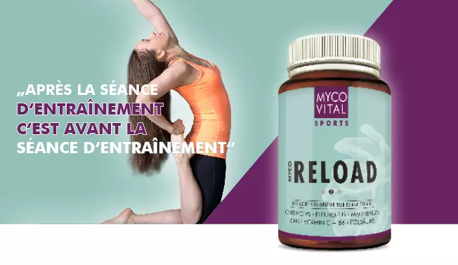 MycoVital_ Une femme en tenue de sport orange prend une pose de yoga sur un fond sarcelle et violet. Un texte en fran&ccedil;ais appara&icirc;t &agrave; c&ocirc;t&eacute; d'elle. Au premier plan, une bouteille &eacute;tiquet&eacute;e MYCOVITAL SPORTS MYCO RELOAD.