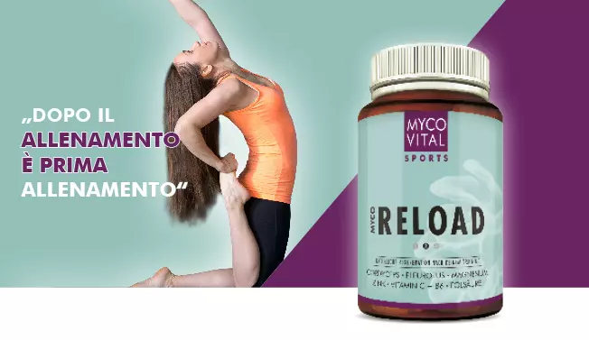 MycoVital_ Una donna in tenuta sportiva fa stretching su uno sfondo viola e verde acqua accanto a un flacone di integratore Myco Vital Sports Reload. Il testo italiano recita: Dopo l'allenamento &egrave; primo allenamento.