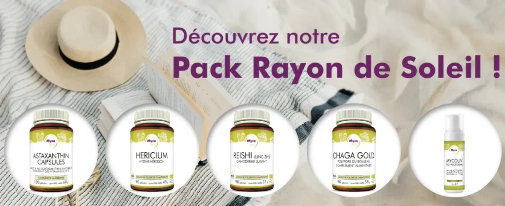 MycoVital_ Un chapeau et des lunettes de soleil sur une couverture ray&eacute;e avec cinq bouteilles de suppl&eacute;ments &eacute;tiquet&eacute;s Astaxanthin, Hericium, Reishi, Chaga Gold, et un flacon pulv&eacute;risateur. Le texte en allemand dit : "Entdecken Sie unser Sun-Shine-Paket !.
