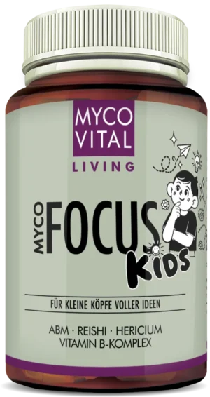 MycoVital_ Auf der Flasche des Nahrungsergänzungsmittels „MycoFocus Kids“ ist ein nachdenkliches Kind im Cartoon-Stil abgebildet, umgeben von verspielten Kritzeleien. Auf dem Etikett werden ABM, Reishi, Hericium und der Vitamin-B-Komplex hervorgehoben. Außerdem ist der Text in deutscher Sprache verfasst.