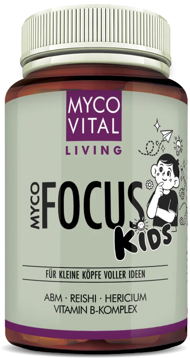 MycoVital_ Auf der Flasche des Nahrungsergänzungsmittels „MycoFocus Kids“ ist ein nachdenkliches Kind im Cartoon-Stil abgebildet, umgeben von verspielten Kritzeleien. Auf dem Etikett werden ABM, Reishi, Hericium und der Vitamin-B-Komplex hervorgehoben. Außerdem ist der Text in deutscher Sprache verfasst.