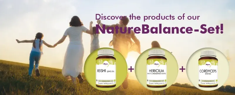 MycoVital_ Una familia cogida de la mano y corriendo por un campo al atardecer. En primer plano, se ven tres botes de suplementos etiquetados como Reishi, Hericium y Cordyceps. Un texto en alem&aacute;n promociona el NatureBalance-Set.