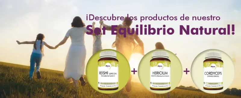 MycoVital_ Una familia cogida de la mano y corriendo por un campo al atardecer. En primer plano, se ven tres botes de suplementos etiquetados como Reishi, Hericium y Cordyceps. Un texto en alem&aacute;n promociona el NatureBalance-Set.