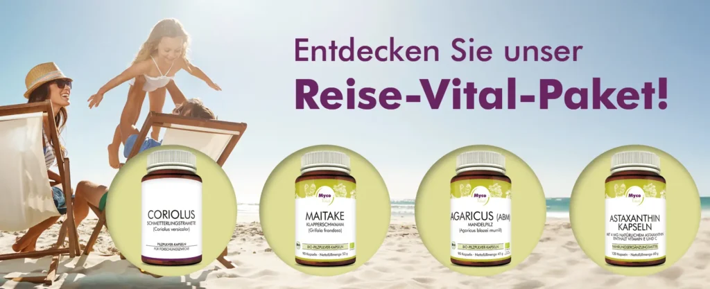 MycoVital_ Eine Frau und ein Kind spielen an einem sonnigen Strand, neben Liegest&uuml;hlen und einem Sonnenschirm. Davor sind vier Flaschen mit Nahrungserg&auml;nzungsmitteln ausgestellt: Coriolus, Maitake, Agaricus und Astaxanthin Kapseln. Der Text lautet: Entdecken Sie unser Reise-Vital-Paket!.