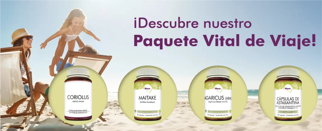 MycoVital_ Una mujer y un ni&ntilde;o disfrutan de la playa mientras en primer plano se ven cuatro frascos de suplementos (Coriolus, Maitake, Agaricus, Astaxantina). El texto en alem&aacute;n dice: Entdecken Sie unser Reise-Vital-Paket!.