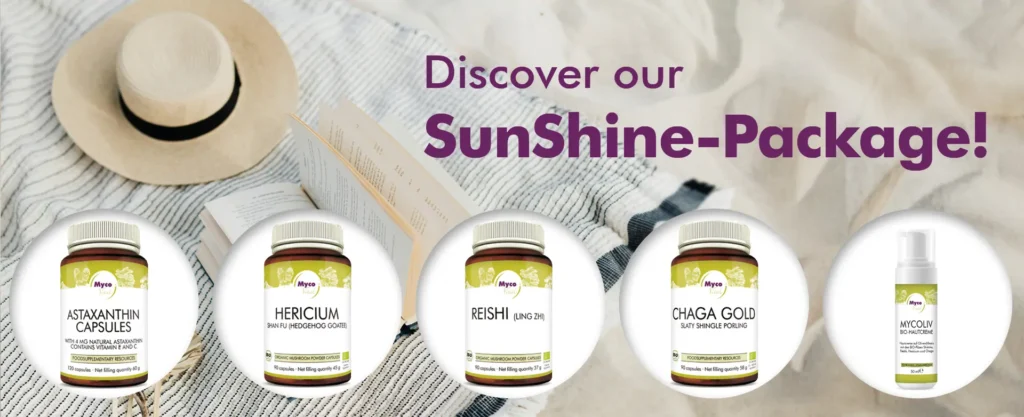 MycoVital_ A straw hat and a striped towel lie on a bed. Five health supplement bottles are displayed in a row in front, with German labels. Text reads: &ldquo;Entdecken Sie unser Sun-Shine-Paket!&rdquo; in purple letters.