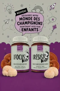 MycoVital_ Deux bouteilles étiquetées Focus Kids et Resist Kids sont présentées avec des champignons à côté. Au-dessus, des gribouillis ludiques et un texte en allemand font la promotion des compléments alimentaires à base de champignons pour enfants de MycoVital Living.