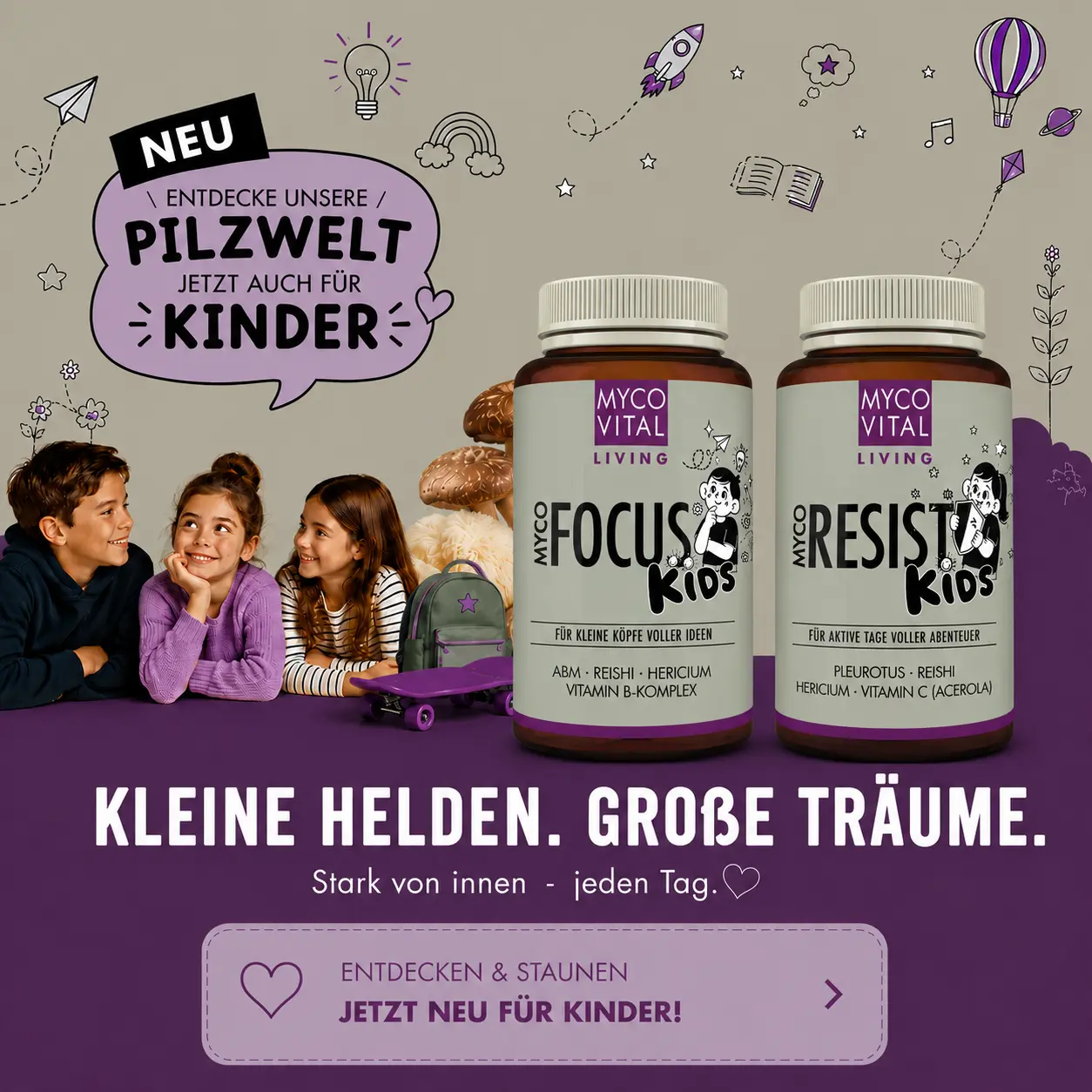 MycoVital_ Vier Kinder sitzen l&auml;chelnd neben zwei Flaschen &bdquo;MycoVital&ldquo;-Pilzpr&auml;parate f&uuml;r Kinder, die mit verspielten Zeichnungen, Pilzen und violetten Akzenten verziert sind. Der Text wirbt f&uuml;r die Produkte, die der Gesundheit und den Tr&auml;umen der Kinder zugutekommen sollen.