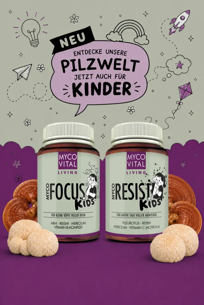 MycoVital_ Zwischen Pilzen stehen zwei Flaschen des Nahrungserg&auml;nzungsmittels &bdquo;MycoVital Kids&ldquo; mit verspielten violetten Motiven und Sternen dar&uuml;ber. Ein deutscher Text wirbt f&uuml;r Produkte auf Pilzbasis f&uuml;r Kinder.